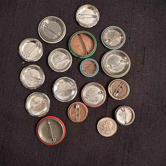 LOT of 16 Vintage Buttons - Rock - Political - Message - Advertising - Picture 10 of 10